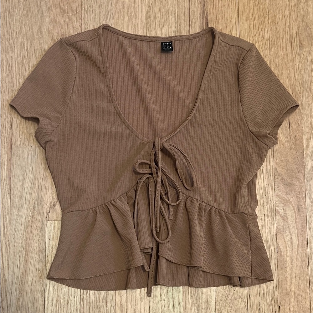 SHEIN Brown Ribbed Tie-Front Ruffle Crop Top with Short Sleeves